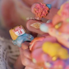 裙摆晕开晚霞的温柔，
头顶玫瑰与蝴蝶轻落，
把整个春天的浪漫