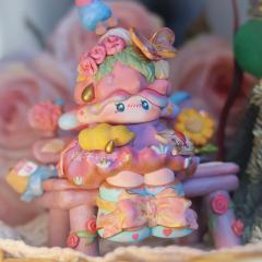 裙摆晕开晚霞的温柔，
头顶玫瑰与蝴蝶轻落，
把整个春天的浪漫