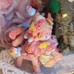 裙摆晕开晚霞的温柔，
头顶玫瑰与蝴蝶轻落，
把整个春天的浪漫