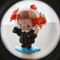 儿时的笑声仍在风中飘荡
我们跳进彩色粉笔勾勒的方格
这些承载