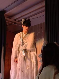 从此刻开始 三 二 一
世界向前 我们向后 一直相爱

阿金