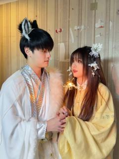 从此刻开始 三 二 一
世界向前 我们向后 一直相爱

阿金