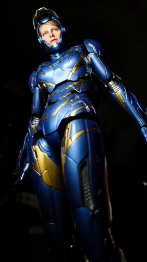 HOTTOYS﻿ MK49 小辣椒随拍第二波面雕相当细节，背部武器展开展示火力，身材曲线很赞，蓝金的配色很高级