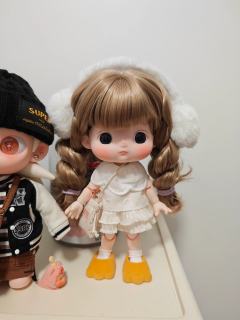 宝宝太美啦，这么幼态的脸穿女装一点也不违和，可以跟嘎子姐互换