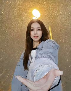 鞠婧祎和邓紫棋的头像少量觉得适合戴的