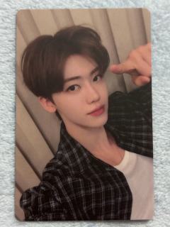 哪张是真的。两张卡面卡背色调不一样