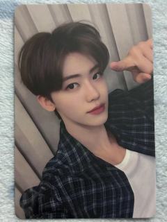 哪张是真的。两张卡面卡背色调不一样