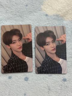 哪张是真的。两张卡面卡背色调不一样