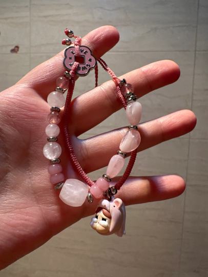 戴了两天这个手链 胳膊被扎的全是红点点😭手链接口部分好像是用火烫的 很硬的两个东西 …扎的又痒又疼…