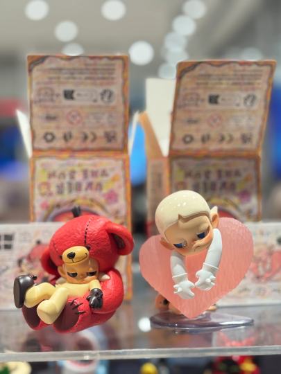 这两个手感太像了，全系列最重的两个，重量也是唯二的超过了145克的，四面都摇得动，唯一区别是：独处在盒内是放不平的，所以熊耳朵有顶盒；等待是竖着放平了的，并不顶盒。