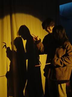 “致我们鱼死网破的胜利……”
“殿下,爱这个字太浅了。”