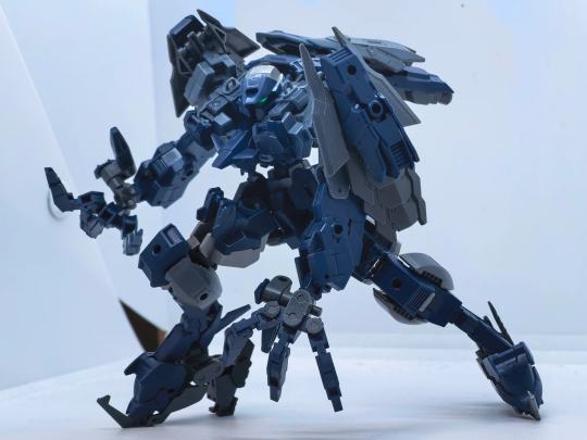 eEXM-17F-C2 空战型阿鲁特〔猛击〕

所属阵营：地球联合军

在可变机型埃斯波希特大规模列装后，空战型阿鲁特的制空优势被彻底覆盖，多数机体被退役封存。然而，其为适配高速空战而设计的高强度骨架