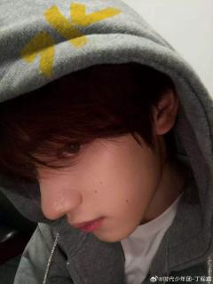 To歌手丁程鑫：
生日快乐！恭喜我们的“音乐小王子”又长大一