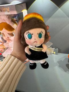 Molly美而萌之
红色经典款溢价太严重了，所以是pdd款
