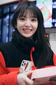 谁懂，小田一笑，我直接萌死，好吧😊谁有小田照片！求！（春节