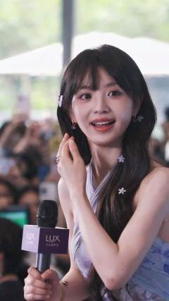 谁懂，小田一笑，我直接萌死，好吧😊谁有小田照片！求！（春节