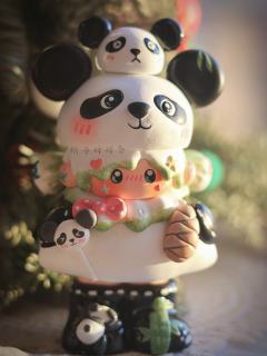 清晨的竹林散发着柔光，
圆滚滚的熊猫团子要出门觅食啦~
✨原