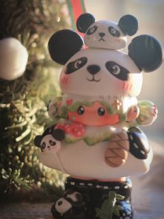 清晨的竹林散发着柔光，
圆滚滚的熊猫团子要出门觅食啦~
✨原