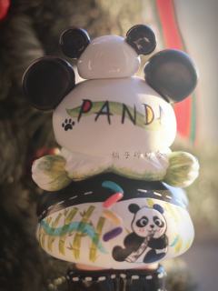 清晨的竹林散发着柔光，
圆滚滚的熊猫团子要出门觅食啦~
✨原