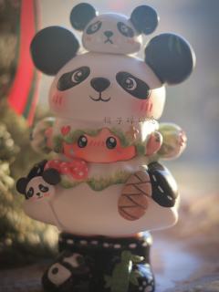 清晨的竹林散发着柔光，
圆滚滚的熊猫团子要出门觅食啦~
✨原