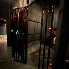 这家店位于春熙路他们家主要经营的是大型机械密室，对于喜欢解谜