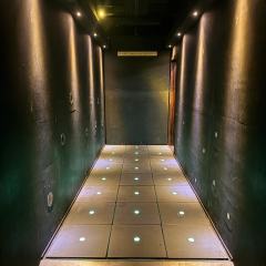 这家店位于春熙路他们家主要经营的是大型机械密室，对于喜欢解谜