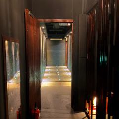 这家店位于春熙路他们家主要经营的是大型机械密室，对于喜欢解谜