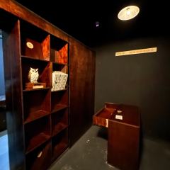 这家店位于春熙路他们家主要经营的是大型机械密室，对于喜欢解谜