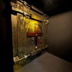 这家店位于春熙路他们家主要经营的是大型机械密室，对于喜欢解谜