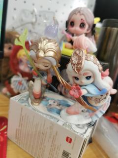 手办吧 因为挂件打理不好的话真的很容易脏 价格也没手办那么划