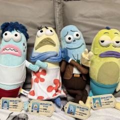 谁懂啊！这组比奇堡鱼鱼玩偶直接封神。丑萌的表情配上还原的服饰