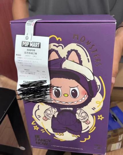 重磅来袭！泡泡玛特×LABUBU联名款限定版终于等到啦！💜这可是米兰限定款哦，紫色系的配色简直美到犯规！整体造型萌趣十足，配上特制的紫色装扮，每个细节都透露着精致。
作为限定系列，这款LABUBU的做