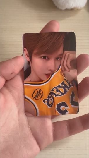 收的卡，卡面有点发红，不是镜头问题，实物就有点发红，能帮忙看看是真假的嘛🙏