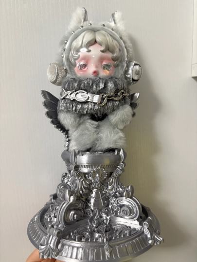 🥕百元内性价比超高的SkullpandaXG联名搪胶毛绒防尘收纳底座狼尾不含玻璃罩 推荐购入