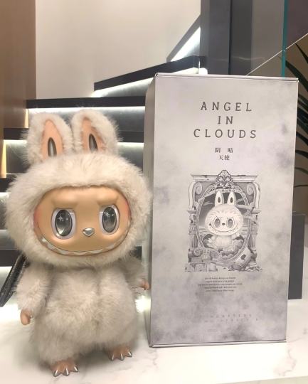 大天使拉布布，翅膀可动、眼神灵动丑萌与仙气并存，手感与颜值双在线是桌面摆件，也是心头的小温柔把美好与好运都带回家