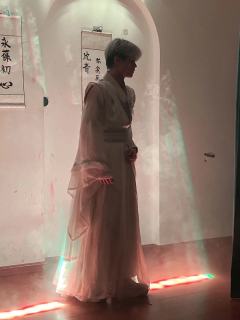 你口中的情爱不好，
扎的人口疼心疼，
现在，我不想玩了。

