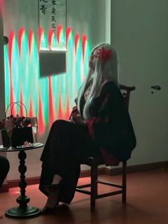你口中的情爱不好，
扎的人口疼心疼，
现在，我不想玩了。

