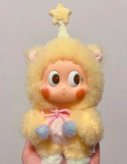 终于还是对马年这款星星人毛绒下手啦！拿到手的第一眼有点丑，多看几眼之后～好可爱(✪ω✪)呀！忍不住一直看，看我看我，再看我就把你吃掉