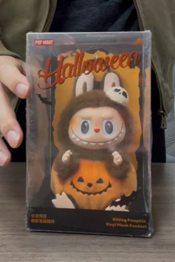 心水南瓜bubu很久了，抢也抢不到，终于在千岛蹲到了，毛茸茸的比一代和二代隐藏还好看，不知道一二代隐藏还怎么卖的出去，哈哈😄