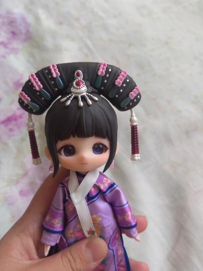 西蒙最近也是好起来了，二代比一代做的真的漂亮好多，上面的宝石都是晶莹剔透的，衣服的质量也好了很多，而且这次的素体也很好凹造型，不像一代的软趴趴，还多了很多以前没有的手势，很期待三代是什么样子的