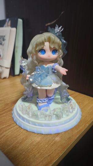 娃娃真的很好看，这个底座真的是添彩，当时看到宣传图就觉得好喜欢，好喜欢这个风格的又梨，这个价格能买到，真好！