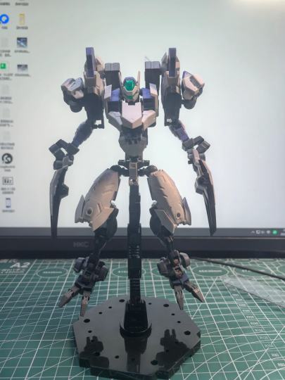 型号： Rz Liger G
所属阵营：拜隆军
代号：芬里尔
数据：格斗 18  射击 0  结构10 机动 18
武器： 凯撒锐爪   光束剑  双刃短剑
设定：有极端速度和近战能力，拥有狼形态和人