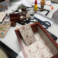 看起来很有文化的样子。省钱版：之前做娃屋剩的墙纸，上一个造景