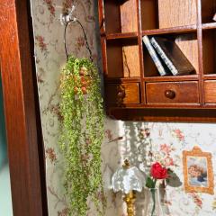 看起来很有文化的样子。省钱版：之前做娃屋剩的墙纸，上一个造景