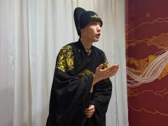 既然阁下盛情设宴，那在下唯有请君入瓮，共赴这场鸿门宴了。某种