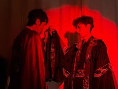 既然阁下盛情设宴，那在下唯有请君入瓮，共赴这场鸿门宴了。某种