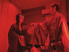 既然阁下盛情设宴，那在下唯有请君入瓮，共赴这场鸿门宴了。某种