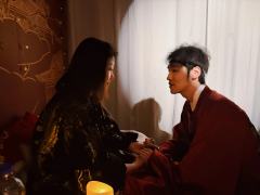 既然阁下盛情设宴，那在下唯有请君入瓮，共赴这场鸿门宴了。某种