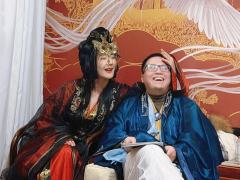 既然阁下盛情设宴，那在下唯有请君入瓮，共赴这场鸿门宴了。某种