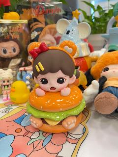 包装盒是个大的汉堡包。盖子还能打开，磁吸的。真的好可爱(*￣